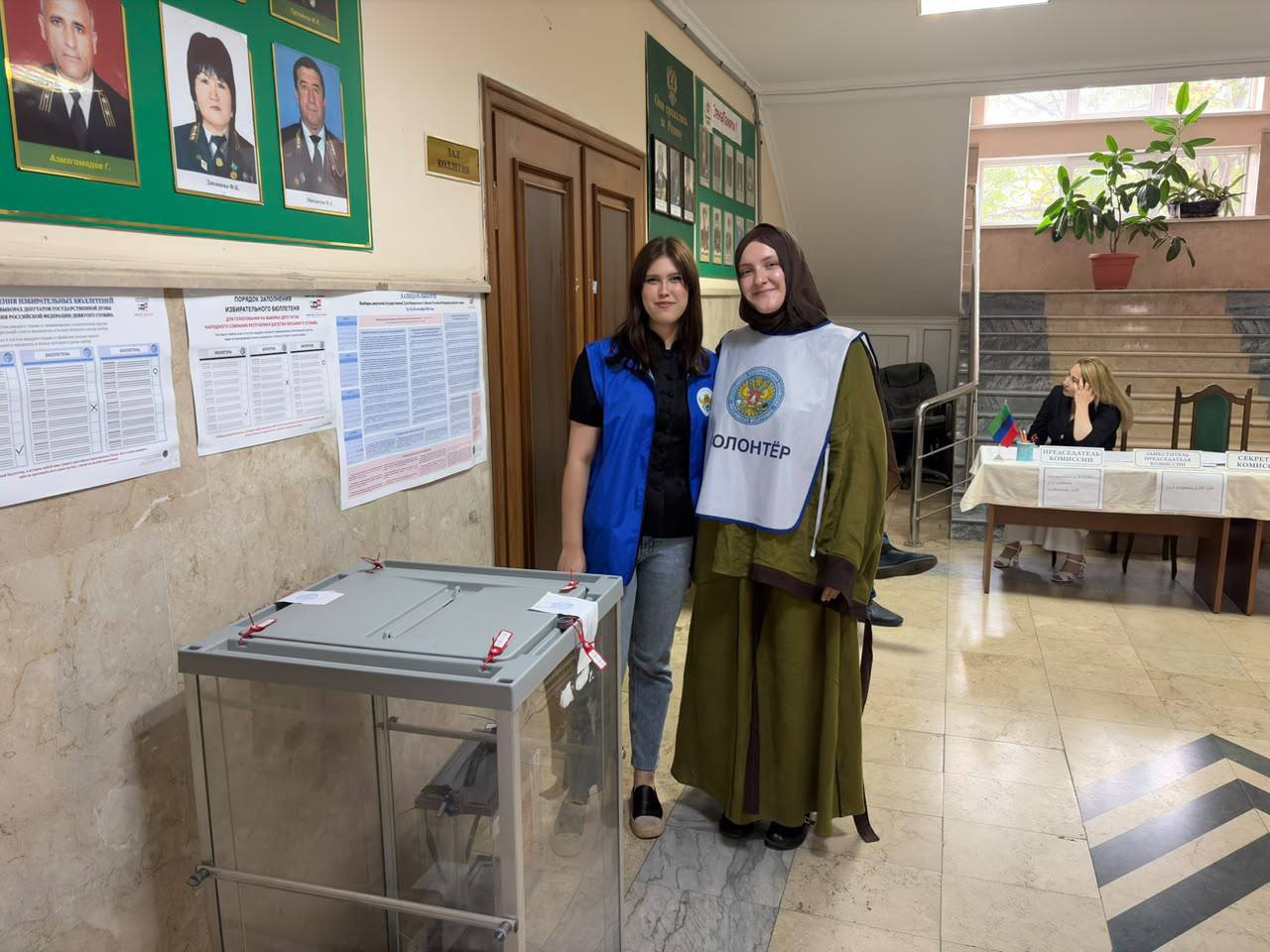 🧑‍🎓 Студенты Гуманитарно-педагогического колледжа в качестве волонтеров в дни голосования на избирательных участках №1078 администрация поселка Тарки...